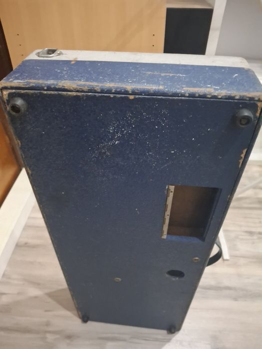 Órgão antigo portátil em caixa de madeira