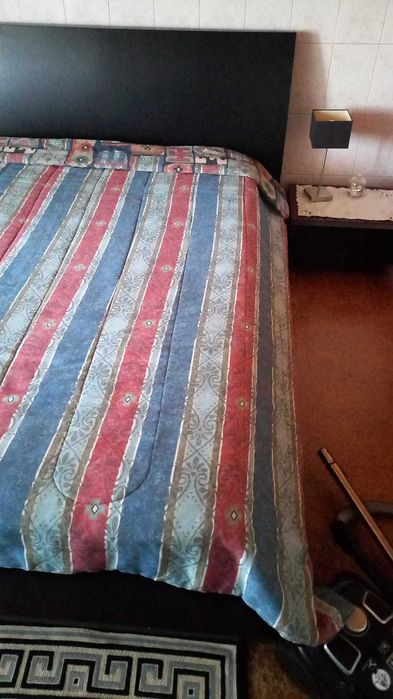 Conjunto de quarto com cama + cómoda + mesas de cabeceira