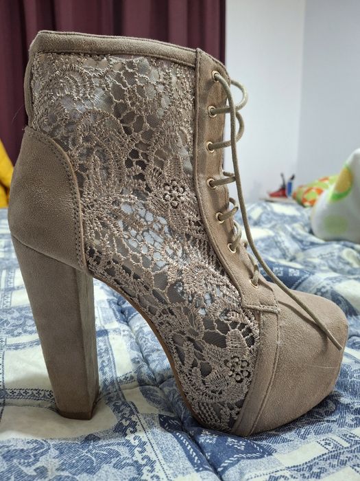 Vendo botas da mulher