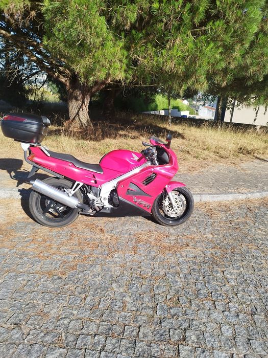 Honda VFR 750  V4 – Lendária - possível troca por 125