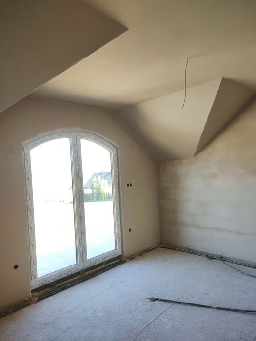 Tynki maszynowe gipsowe i  cementowo wapienne.