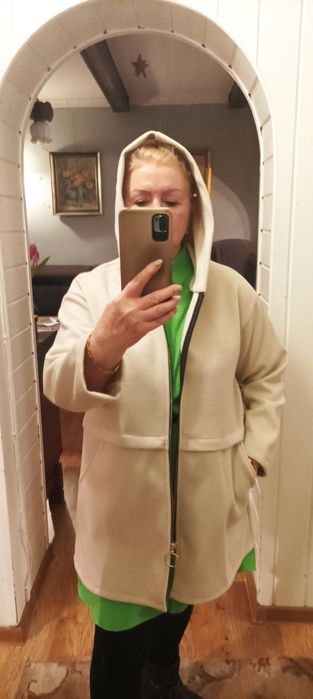 Płaszczyk damski w kolorze beżowym