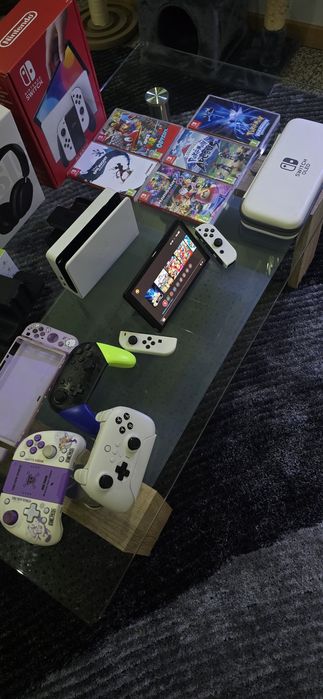 Nintendo Switch OLED Branca + Jogos Pokémon e Mario + Comandos e Acessórios