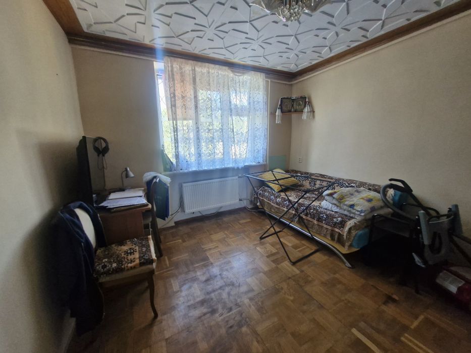 Крепкий жилой дом.