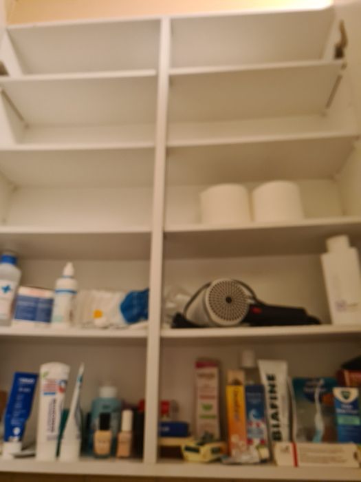 Armário com prateleiras para arrumações diversas