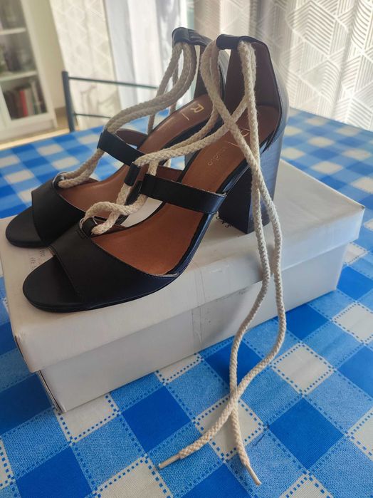 Socas e sandálias de mulher. Tamanho 38