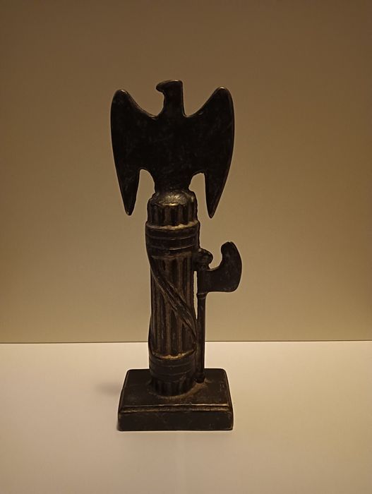 Włoska faszystowska statułetka ,,Fasces"