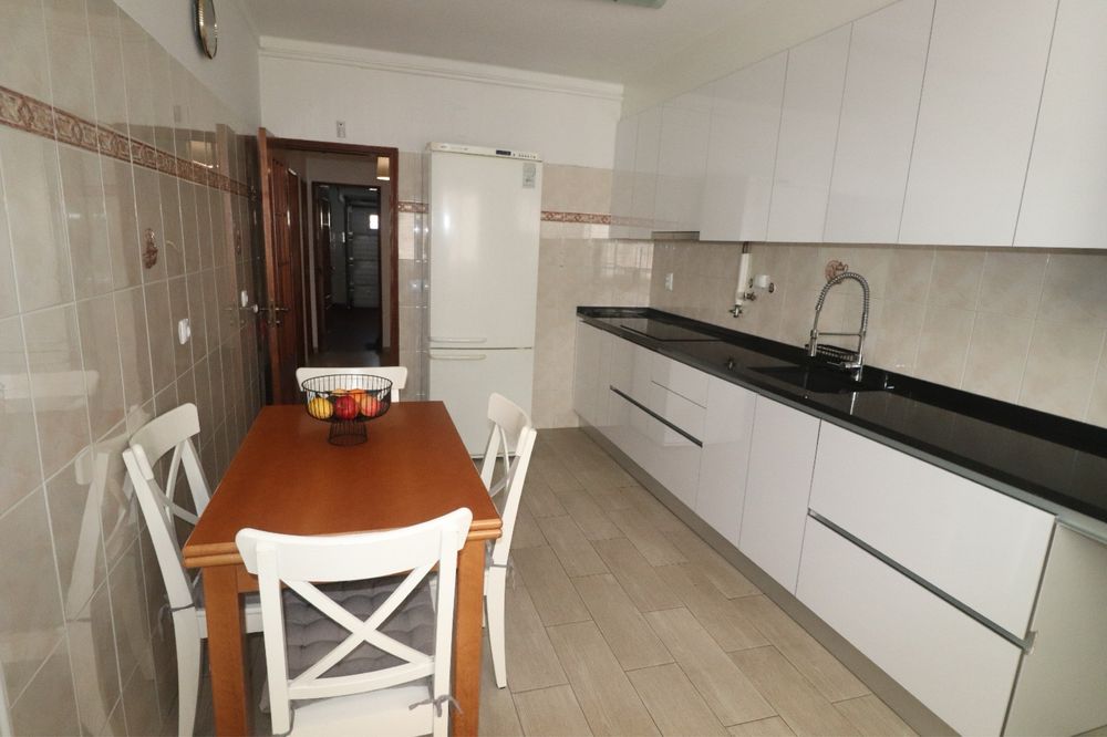 Oportunidade! Mesa extensivel em madeira maciça e 4 cadeiras