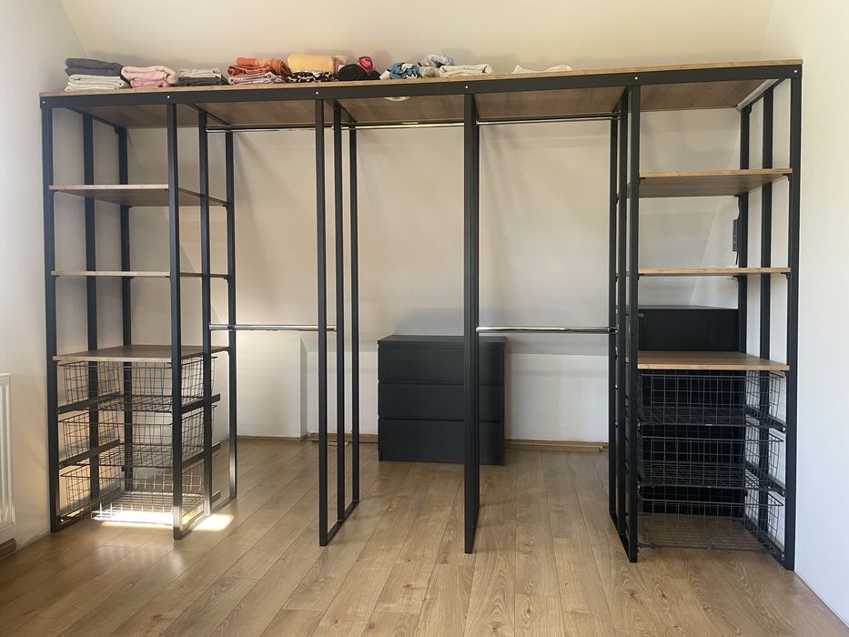 Nowoczesna zabudowa garderoby loft – stal i drewno