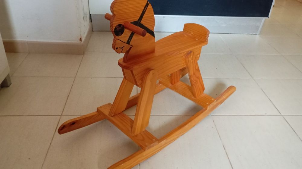 Cavalo de madeira baloiço