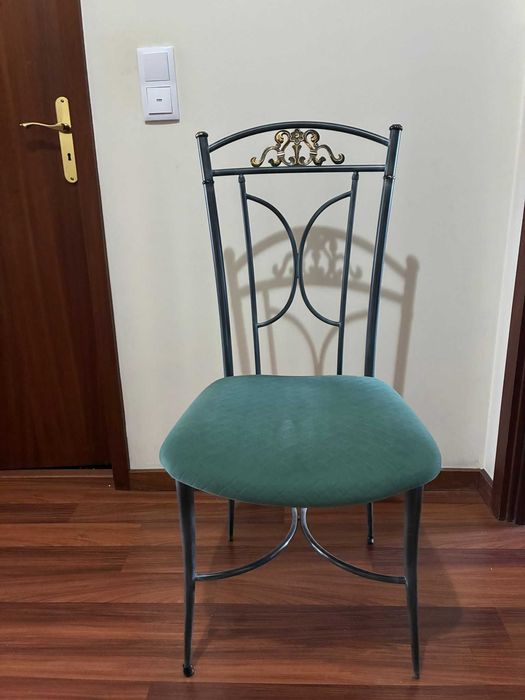 Mesa de Jantar Oval com Tampo em madeira + 6 Cadeiras – Excelente Estado