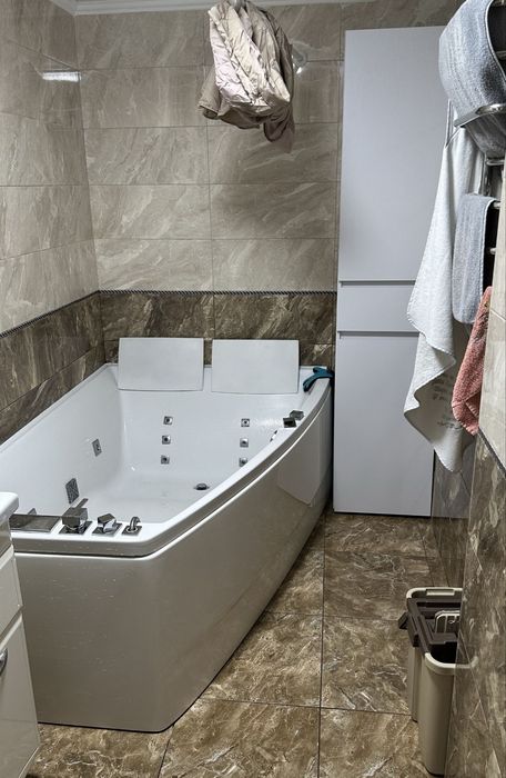 Простора 3-кімнатна квартира з джакузі, каміном та системою «Розумний дім».