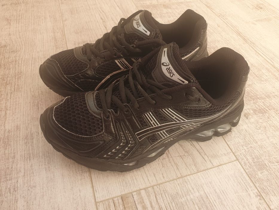 Стильні кросівки Asics Gel-Kayano 14
