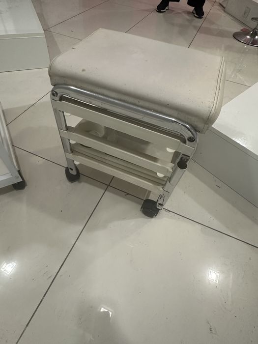 Стул для мастера педикюра