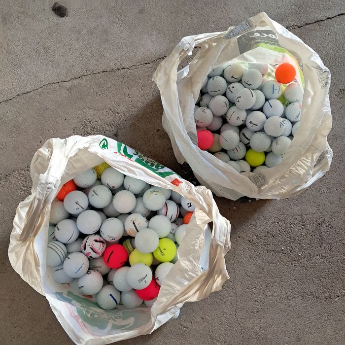 Bolas de golf usadas em bom estado