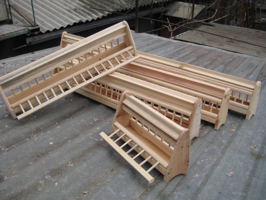 Дерев'яні годівниці для голібів.