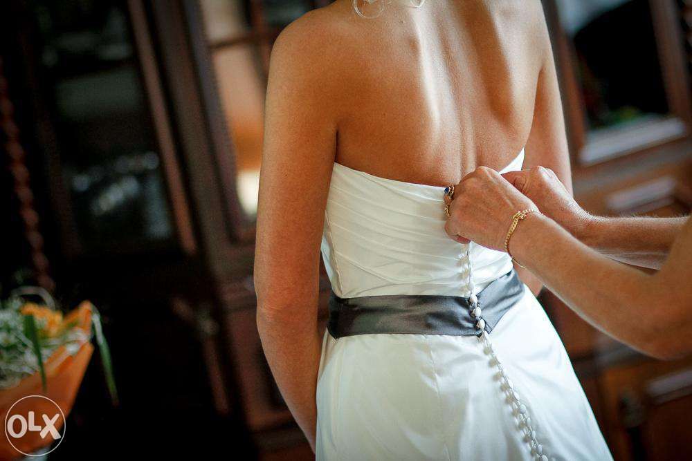 Suknia ślubna z stalowym pasem. Rozm. 36. Ivory. Litera A.