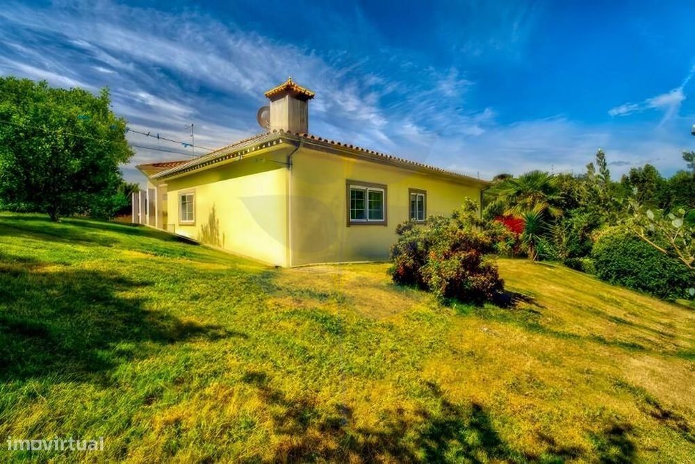 Quinta T3 com Piscina inserida em Terreno de aprox. 3.965 m2 – Serzede
