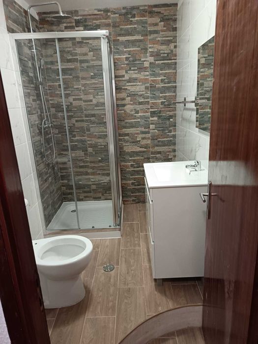 Apartamento T2 completamente remodelado com terraço no Calvário