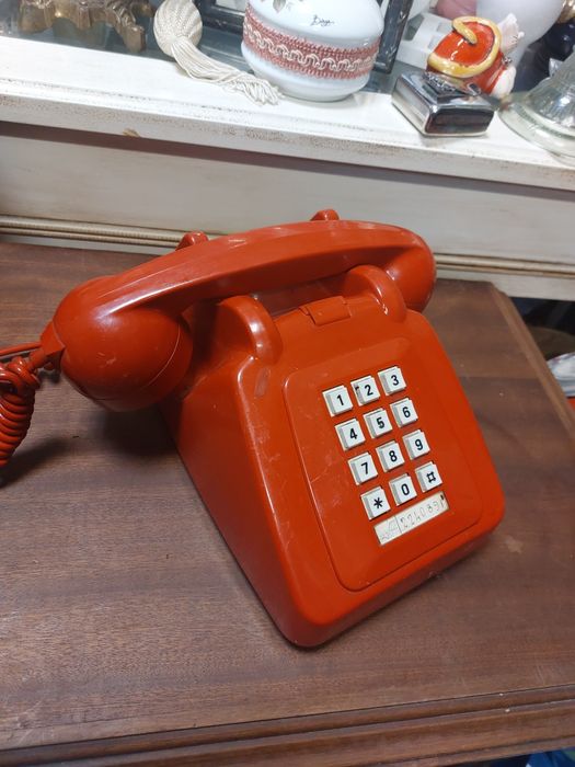 Antigo telefone de teclas com teclado numérico 

Com um design c