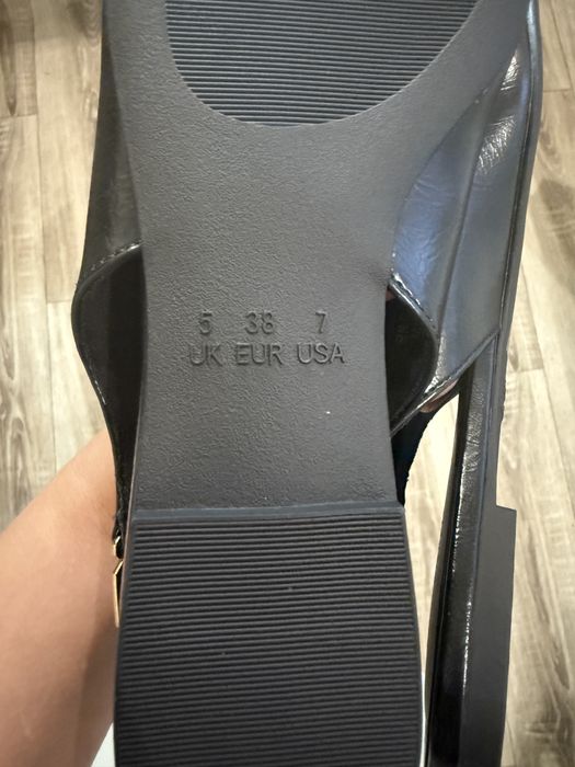 Туфлі, балетки з відкритою пʼяткою і гострим носком