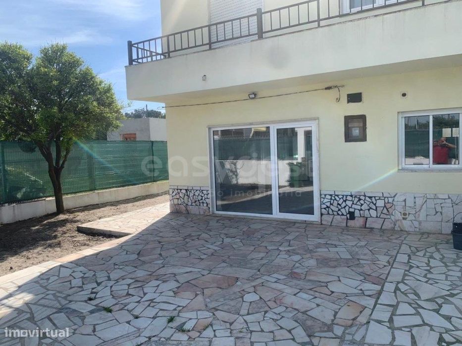 Andar de Moradia T2 com estacionamento e jardim -Pinhal General
