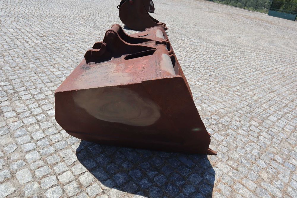 Balde trapezoidal 1510 × 370 mm 15–24 t Morin M6