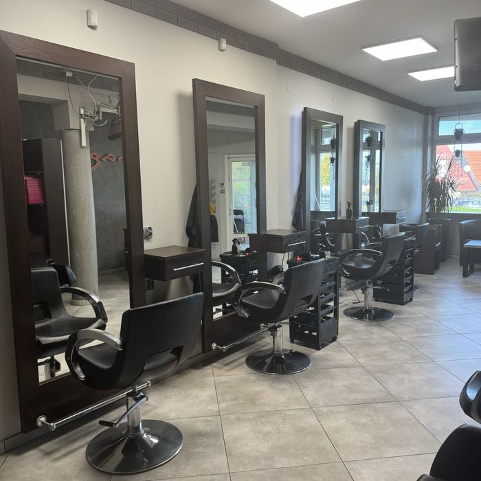 Wynajme stanowisko fryzjerskie oraz kosmetyczne/ manicure na dni