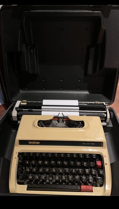 Maquina de escrever em pleno funcionamento