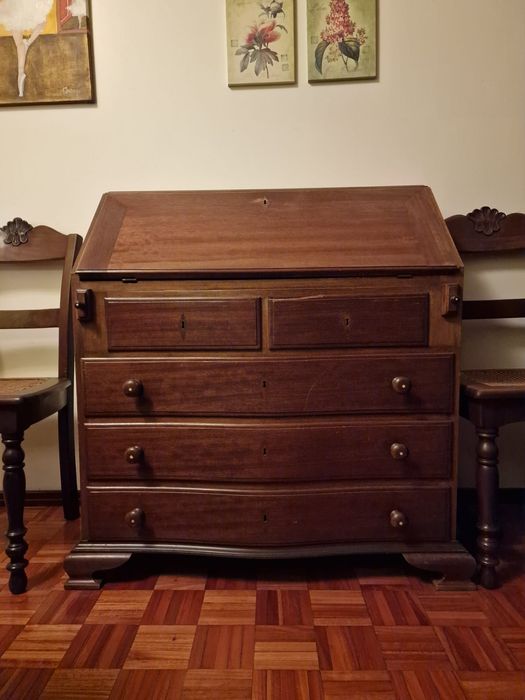 Escrivaninha/secretária antiga de madeira com muita arrumação