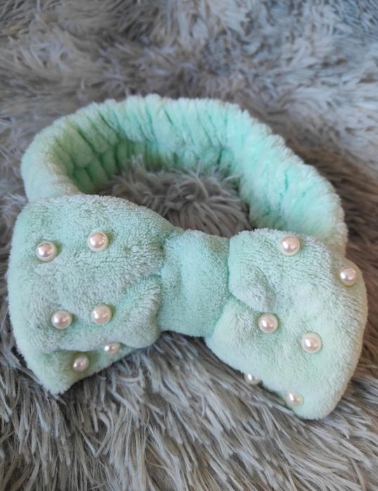 Puszysta opaska w miętowym kolorze kokardka z perełkami