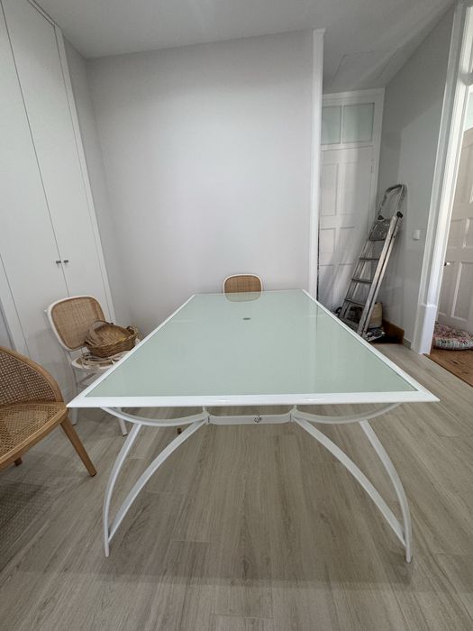 Mesa de Jardim com tampo em vidro e pés de ferro