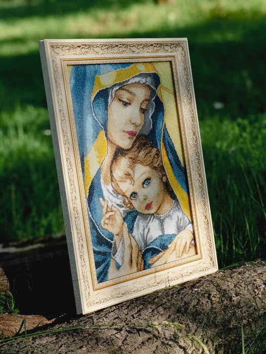 Картина з бісеру, образ 'Богородиця з немовлям '