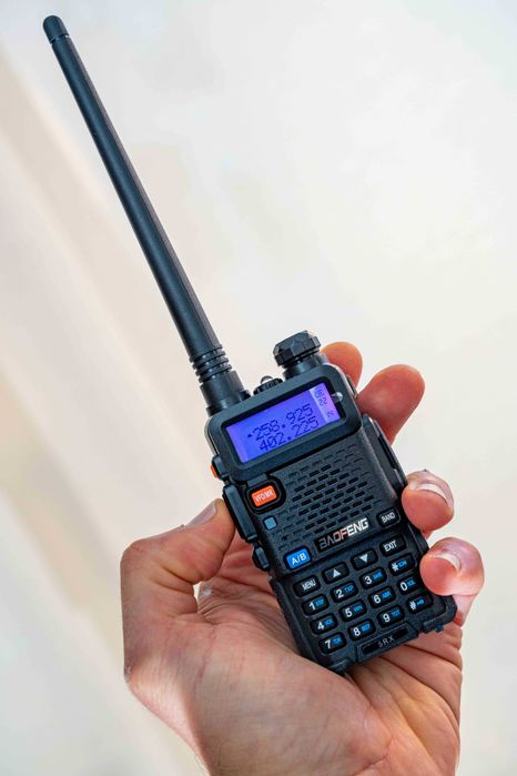Walkie Talkie Baofeng UV-5RX 5W tribanda