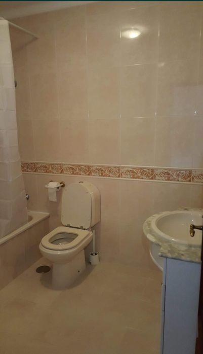 Alugo quartos em apartamento perto do ULO peniche