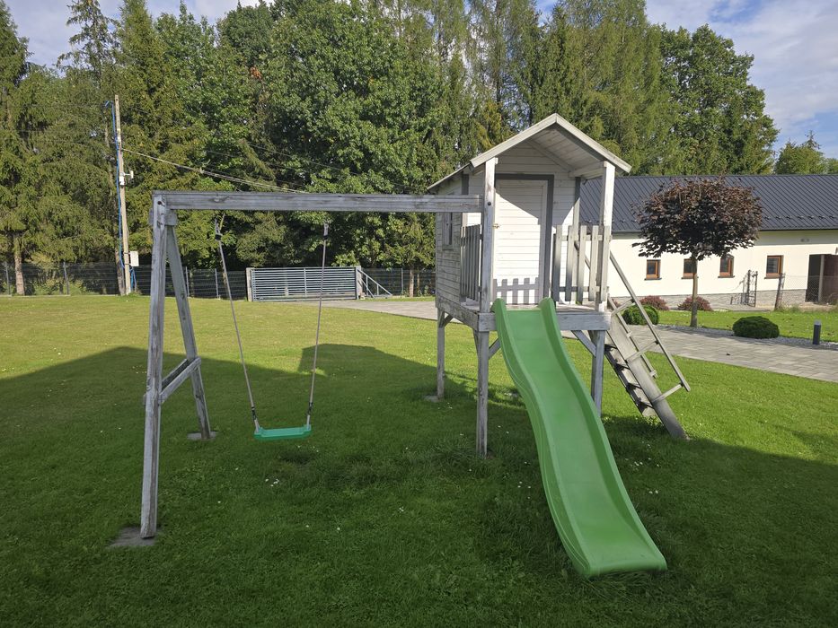 Domek dla dzieci ze zjezdzalnią i huśtawkami