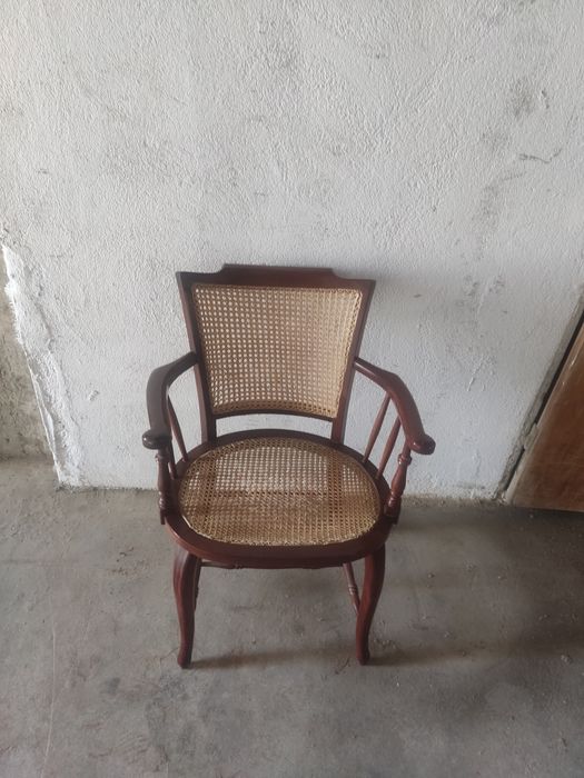 Cadeira antiga de palhinha