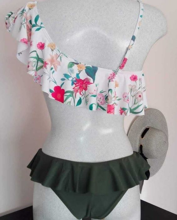 Bikini "Floral" nos Tamanhos S, L e XL - Novo