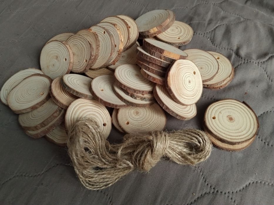 plastry drewna (drewniane krążki), prawdopodobnie wykonane z brzozy, o