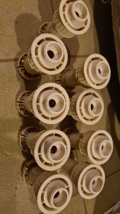 Nóżki do szafek kuchennych.