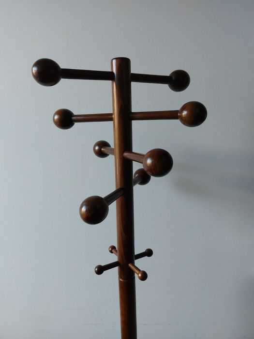 wieszak vintage proj. lata 70-te stojący drewniany