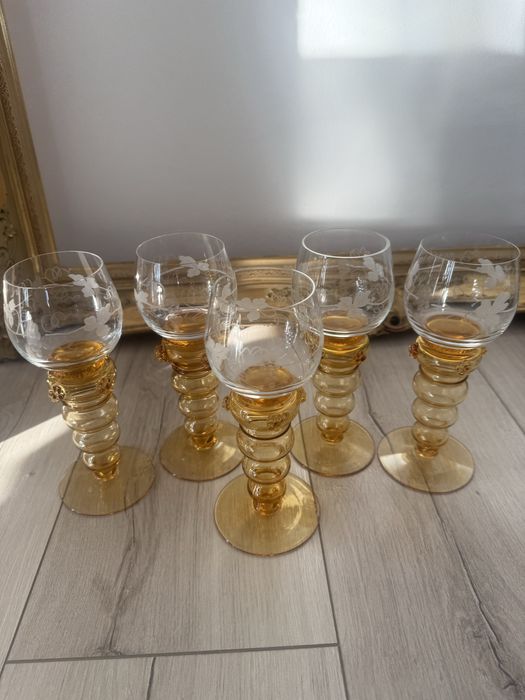 Kryształowe stare piękne duże kieliszki