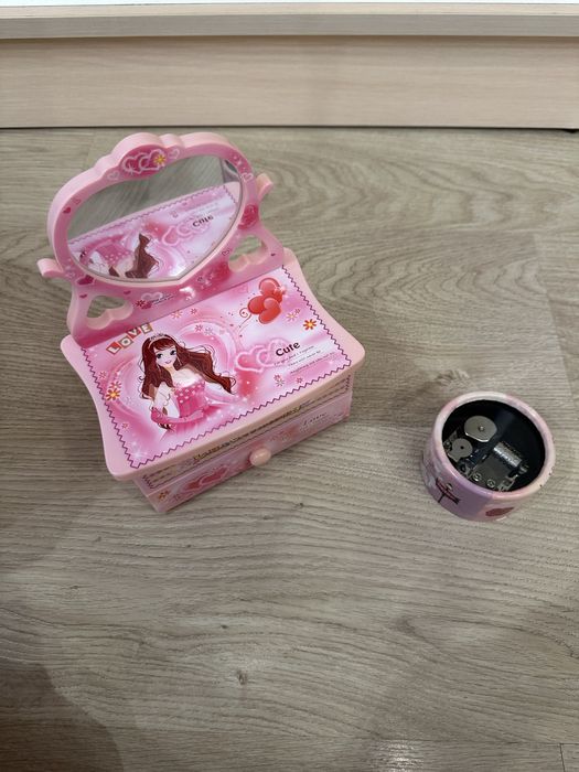 Музична шкатулка з дзеркальцем та інструментальна