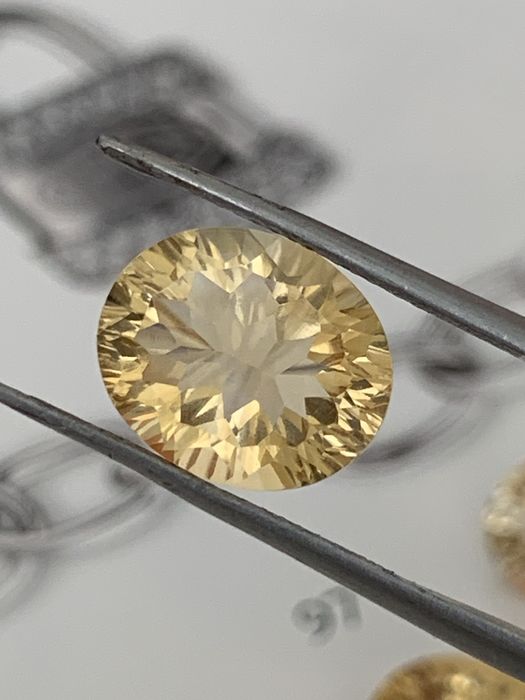 Ексклюзивний цитрин 4.6 ct, огранка Concave (Овал 10х12) — неймовірна гра світла!