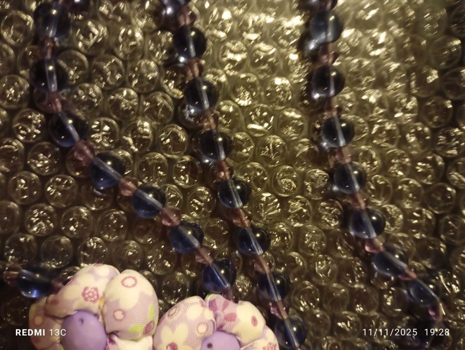 Colar lilás com contas e flores