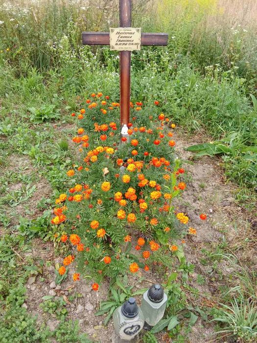Догляд за пам'ятником, могилою.