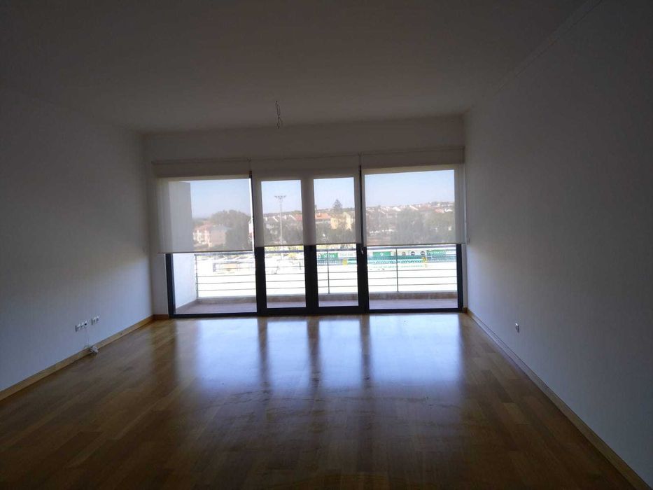 Arrenda-se apartamento T2 junto ao campo futebol de  Tires
