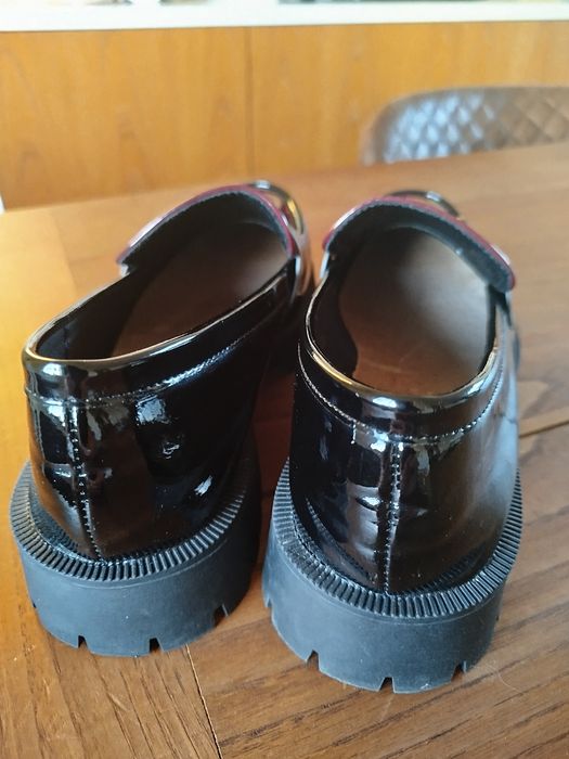 Sapatos de verniz