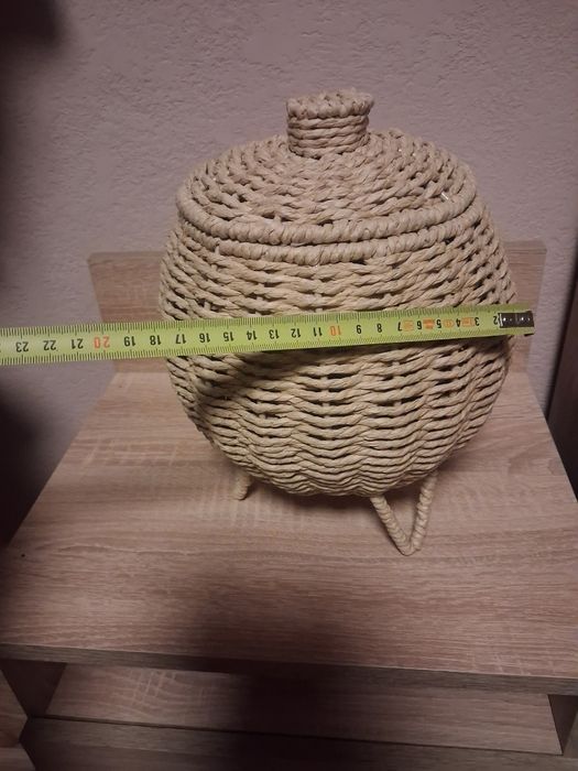 Nowy koszyk wiklinowy na stelażu