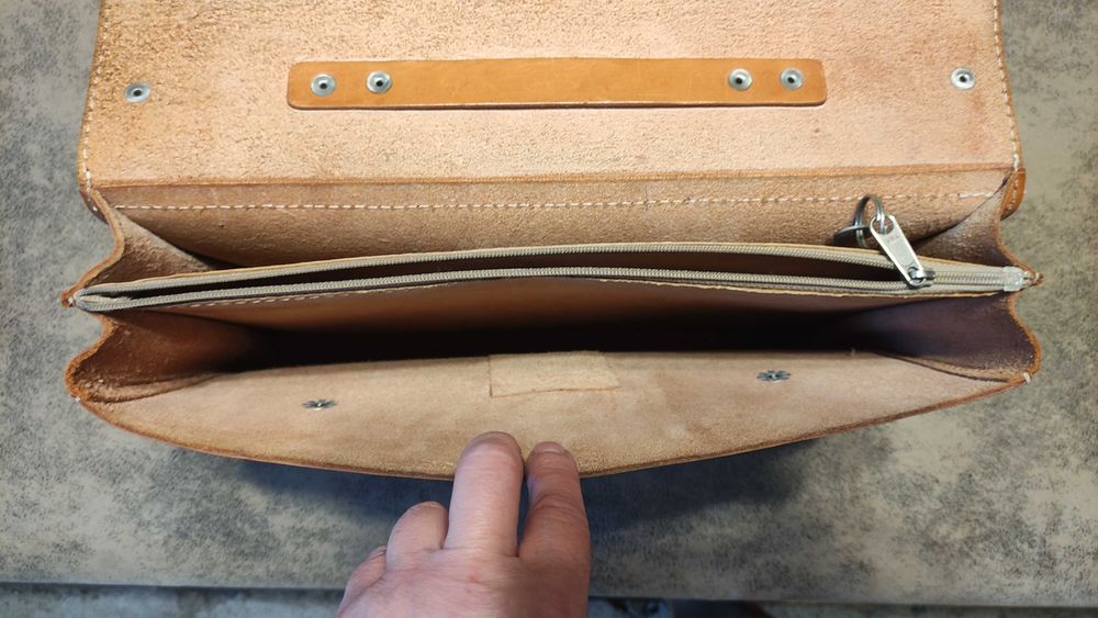 Портфель з натуральної шкіри з ременем